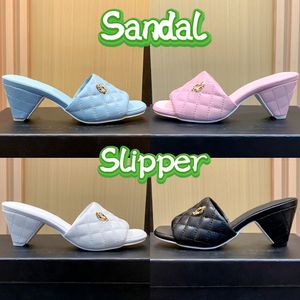 Con zapatillas de diseñador 22SS Piel de cordero acolchada Inter Locking Mule Sandalias Zapatos para mujer Azul Blanco Negro Fucsia Apricot Pisos Diapositivas para mujer Sandalia de playa de verano