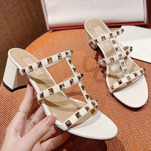 Avec boîte Designer VT Sandal High Heel 2022 Marque Date de luxe Designer Cuir Femmes Sandales cloutées Slingback Pompes Dames Sexy Talons hauts Fa Valentine RXK1