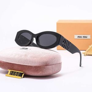 Avec boîte Lunettes de soleil de mode Mu Femmes Personnalité Miroir Jambe Métal Grande Lettre Design Multicolore Marque Lunettes Factory Outlet Promotionnel Spécial 88 HM06