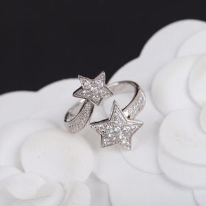 Avec des pierres latérales 2023 Marque Cadeaux d'anniversaire Bijoux de luxe pour femmes Star CZ Bagues en diamant Mariage Fiançailles Pure 925 Sliver 230710