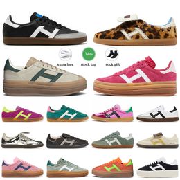adidas samba classic gazelle bold shoes Diseñadora de Gales Bonner Sports y ricas zapatillas de fútbol de interior de color rosa【code ：O】