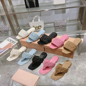 Femme Slippers de plage Designer Chaussures pour femmes classiques talon plat Summer Metal Lazy Cartoon Big Flops Flops Leather Tlides Hotel Bath Bath Ladies Sandales 35-37-41 avec boîte