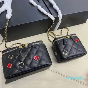 Patrón de insignia para mujer Bolsas de cosméticos Caja de cuero genuino Negro Blanco Bolsos clásicos Diseñadores Cadena de metal en tono dorado Hardware Cremallera Bolsos de diseñador francés