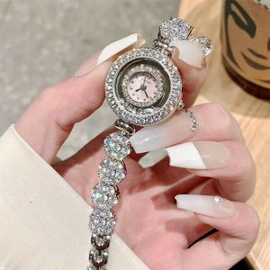 Bracelet Femmes Watch Pearl Crystal Diamond Quartz Watch Bracelet Sense de haut niveau Small Calal
