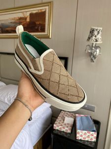 Chaussures en toile pour femmes Chaussures de designer de luxe Pantoufles pour femmes Mocassins pour dames Mocassins de haute qualité Luxurys Slip-on Italie Vert et rouge Semelle en caoutchouc à rayures Web