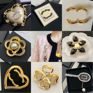 Mujeres Diseñador Broches Cobre 18K Chapado en oro Cristal Rhinestone Marca Carta Joyería Broche Encanto Pin Hombres Mujeres Boda Accesorios de vestir