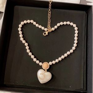 Femme Designer French Luxury Pearl Collier Classic Double Letter Sunflower Heart En forme de perles En pendentif incrusté Rose Rose Zircon Charme Jewelry Sister Gift