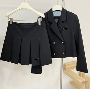 Femmes Designer Vestes Robes Ensembles Classique Blazer Deux Pièces Robe Été Printemps Jupe Courte Triangle Robe De Soirée Vestes Occasionnelles Jupes En Option