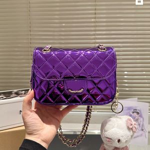 Diseñador de mujer Bolso con solapa de hombro de color púrpura brillante Charol 20x15 cm Hardware dorado Cadena Matelasse con muñeca encantadora Bolso cruzado de cinco colores Bolso de lujo