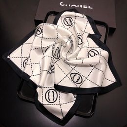 Femmes Designer Foulard en soie Marque de mode Wrap Foulards carrés en soie sergé Pashmina Foulards châle plissé cadeau d'anniversaire Facile à assortir Soft Touch taille 70 * 70CM