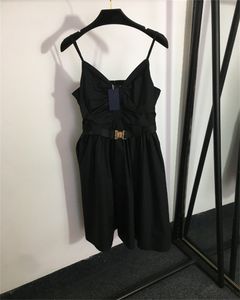 Femmes Designer Slip Robes Triangle Étiquette Perle Chaîne Sling Noir Blanc Sexy Camisole Robe Minceur Off-the-épaule Robe Jupe Pour L'été