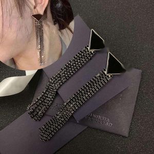 Brand de mode Fashion Black Stud triangle longue chaîne de pavage de pavage de pavage à oreille de chute a des timbres de boucles d'oreilles à goutte d'oreilles pour des dames de bijoux de créateurs sympas sympas