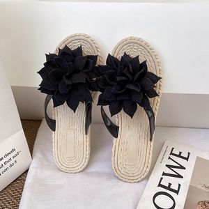 Femmes de mode de mode d'été pour les fleurs de fleur de créateur tongs en forme de blanc flipples non glissantes Souges douces de plage Vacations Sandales Fémers Flats Tlides extérieures 91 s s