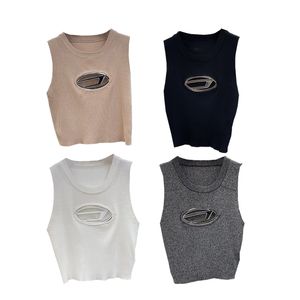 Femmes crop tops Hollow Brand Metal Letter Vest tricot High Elastic Slim Knitting Tops Sumless Sport Sport Top Top Nightclub Wear Wear