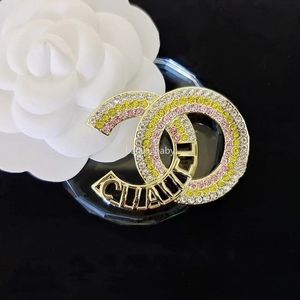 Femmes Designer De Luxe Lettres Broches Perle Cristal Strass Dames Costumes Robe Pins pour la Fête De Mariage Bijoux Cadeau Accessoire