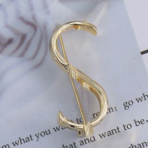 Femmes Broche En Métal Simple S Lettre 18K Plaqué Or Classique Dames En Acier Inoxydable Broche Accessoires Emballage Cadeau avec Boîte