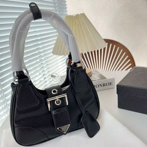 Bolso de la luna de las mujeres Bolsos Bolsos cruzados Diseñador Círculo Correa para el hombro Mensajero Bolsos de embrague vintage Cartera de lujo Paquete de lápiz labial de cuero de moda titular de la tarjeta