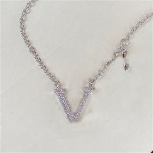 Collar de mujer Cadena de plata de moda Verano Versátil Accesorios Collares Letras Pequeños diamantes de imitación de cristal Marca Logo Colgante Joyería