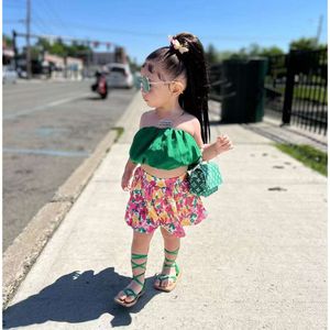 Vêtements pour enfants Girls Two-once Summer Nouveau emballage de poitrine Ensemble petit haut vert à la mode à la mode avec pantalon à la jupe florale