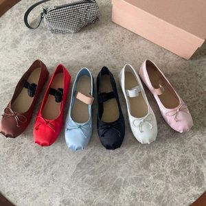 Bande élastique rétro Miu chaussures de ballet pour femmes chaussures bateau marque de designer arc plat Mary Jane confortable noir et blanc rose gris rouge.