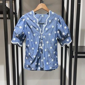 Blusas de mujer Camisa para niñas 2023 Primavera y verano Borde festoneado Cuello en V Encaje Margarita Flor Bordado