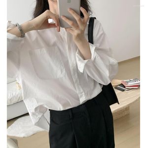 Blusas de mujer estilo minimalista Ins camisas blancas mujer Casual suelta manga larga mujer BF alto bajo dobladillo Streetwear Tops bolsillos de primavera