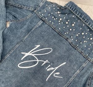 Chaqueta de mezclilla de novia personalizada para mujer Pearl Mrs Bachelorette Jean Chaquetas Regalo de despedida de soltera Día de boda Prendas de abrigo Dama de honor Abrigos personalizados 230616