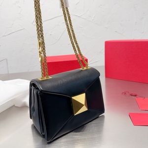 Bolso de diseñador de mujeres Bolso de moda Bolso de cuero Metal Casting Costering Crossbody Bag Fashion Un hombro Bolso de hombro bolso bolso remachado bolso cuadrado