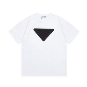 T-shirt de créateur pour femmes Printemps / Été Nouveaux hommes et femmes T-shirt à manches courtes à col rond avec motif triangulaire polyvalent décontracté