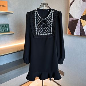 Robes pour femmes couleur noire à manches longues col rond dentelle embellissement strass maille mini robe