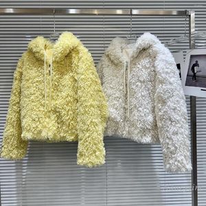 Manteau d'hiver court en fourrure d'agneau jaune pour femme, semblable à la laine, mode de rue, peluche épaisse à capuche, fausse veste avec fermeture éclair, 2023