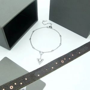Le bracelet de cheville avec pendentif de tempérament en argent pour femmes, diamant léger, à la mode, est un cadeau de bijoux fins pour votre femme