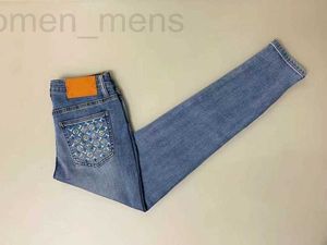 Pantalones de mujer Capris diseñador europeo bordado de pierna pequeña jeans recortados para mujeres en el verano de 2023, tendencia de pantalones lápiz ajustados MWTO