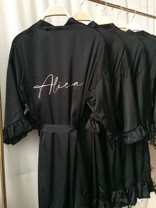 Vêtements de nuit pour femmes Noir Robe à volants personnalisée Demoiselle d'honneur Soie Kimono Robe Mariée Douche Jour de mariage Personnalisé Se préparer Dressing