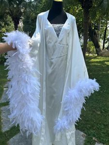 Ropa de dormir para mujer Adorno de plumas Hasta el suelo Conjunto de bata de novia Blanco Boudoir Satén Kimono Batas nupciales Lencería larga de seda Bata de regalo