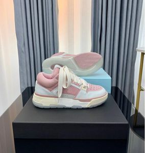 Zapatos deportivos femeninos de diseñadores de moda zapatos casuales soles gruesos para hombres zapatos blancos rosas blancos Los zapatos deportivos del diseñador son de buena calidad