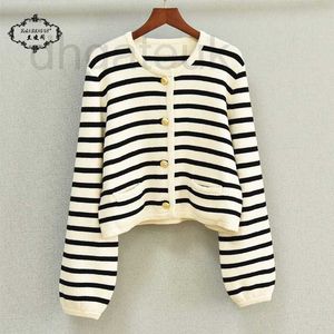 Pulls pour femmes Designer 2023 Début du printemps Nouvelle maison Laine Noir et Blanc Stripe Bouton d'or Taille haute Pull court tricoté Cardigan Manteau QMC7