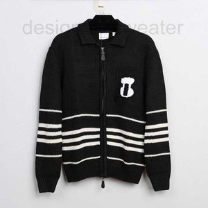 Pulls pour femmes Designer 23 Automne / Hiver Nouveau Black Stripe Zipper Coat Design Se sentant petit et décontracté Cardigan tricoté pour femmes 42KA