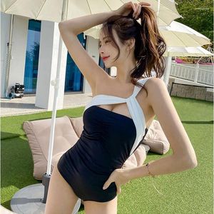 Swimwear Women's Black One Piece Swimsuit Women épaule 2024 Body coréen Monokini Sexy Bandeau Beach Wear Piscine de maillot de bain