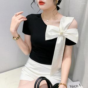 Camisetas para mujer, camiseta de estilo coreano de verano 2023, camisetas elegantes sexis ahuecadas con cuello oblicuo, franjas de diferente color con lazo grande para mujer, camisetas de manga corta 32480