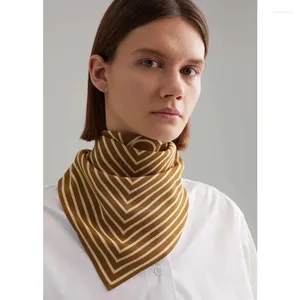 T-shirts pour femmes IOO 2024 Petite écharpe carrée Foulard en soie de mûrier Modèles de printemps et d'été Bande de cheveux Marque de bijoux