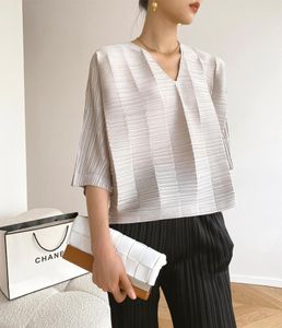 T-shirts pour femmes Miyake plissés classiques hauts 2022 automne col en v lâche manches chauve-souris mode coréenne casual T-shirt femmes vêtements de marque