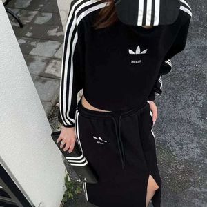 Chándales para mujer Diseñador Traje deportivo negro Chándales bordados Collar Sudadera Camiseta de manga larga Vestido de moda Falda de tenis Conjunto de dos piezas OM37