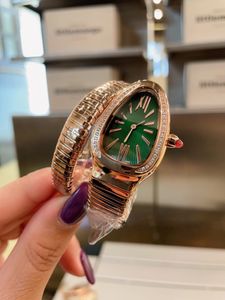 El reloj para mujer presenta un exclusivo y personalizado La cadena de reloj con escala de serpiente hexagonal se combina con un movimiento de cuarzo con cierre plegable y piedra verde pavo real natural