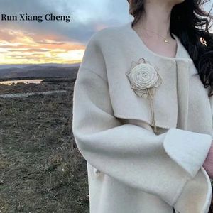 Mélanges de laine pour femmes RUN XIANG CHENG manteau en laine feutré haut de gamme conception de Niche pour l'automne hiver manteau Long doux et polyvalent 231010