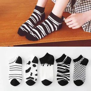 Chaussettes de femmes Black Blanc Blanc Zebra Stripe Match Harajuku Hosiery Short Fashion Sock mignon joli animal Fingers Womens Sox