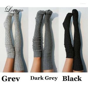 Chaussettes de femmes sur le genou féminin bas sexy chauffe chaude botte tricot tricot cuisinier gris kaki bleu noir twist femme