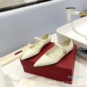 Chaussures d'été pour femmes 2024 Chaussures plates de mode miroir de qualité brevet en cuir de luxe Red Red Black Couleur de mariage