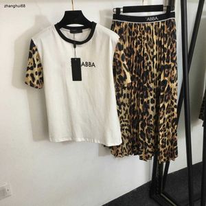 Femmes deux pièces ensemble vêtements de créateur pour lettre imprimée t-shirt à manches courtes + léopard taille haute jupe plissée Jan 10