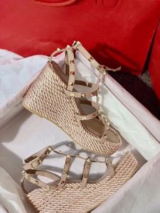 Femmes Wedge Sandal Chaussures cloutées Femme élégante Talons hauts Cuir de veau et rivets Bride à la cheville Designer de luxe 35-43EU Avec boîte